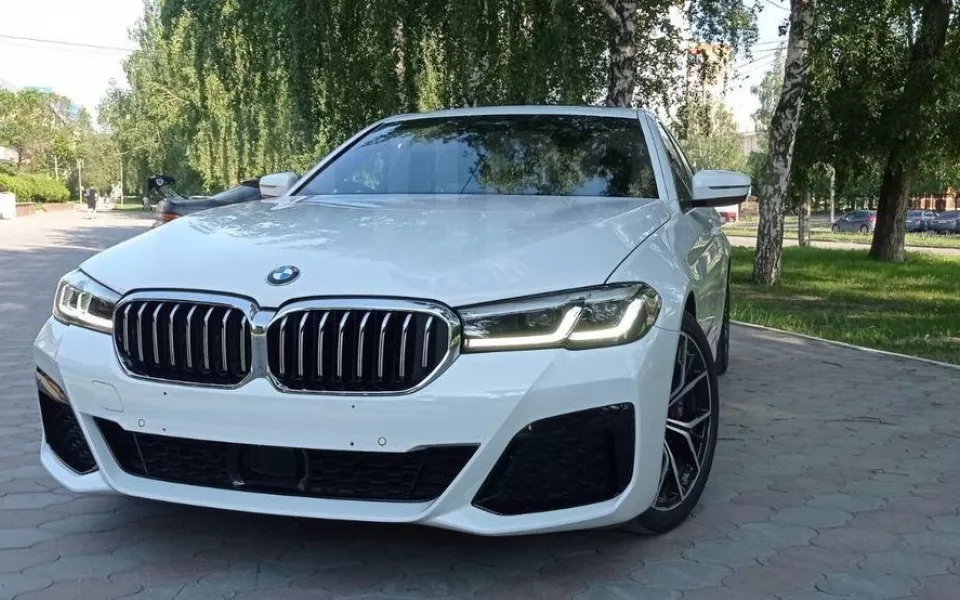 Заднеприводный BMW с 250 лошадками продают за 6 млн рублей в Барнауле. Фото