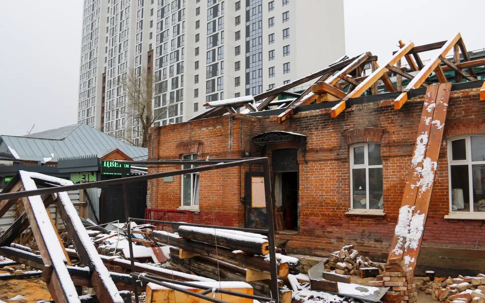 Памятник железнодорожной архитектуры реставрируют в районе вокзала в Барнауле. Фото