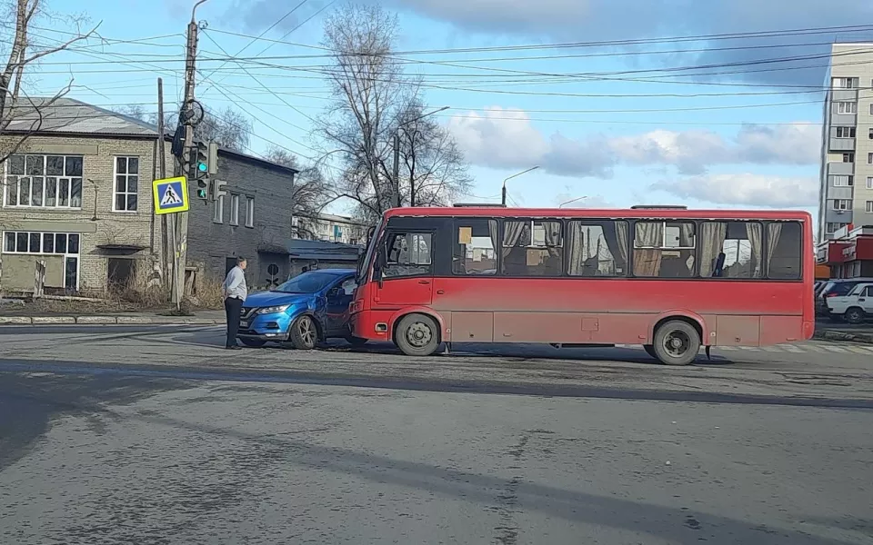 Водитель автобуса проехал на 'красный' и врезался в легковушку в Бийске