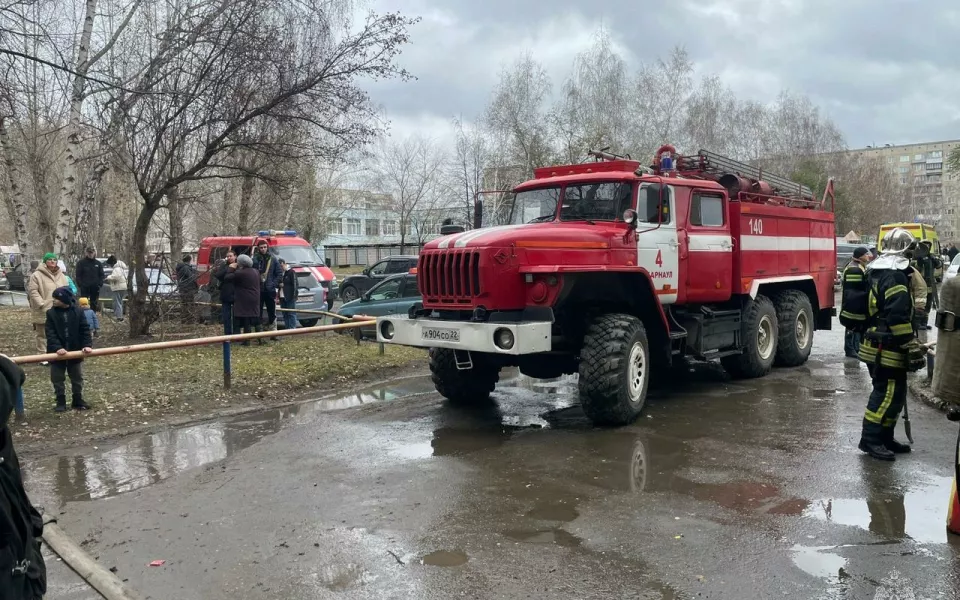 В Барнауле произошел пожар в многоэтажке на улице Антона Петрова