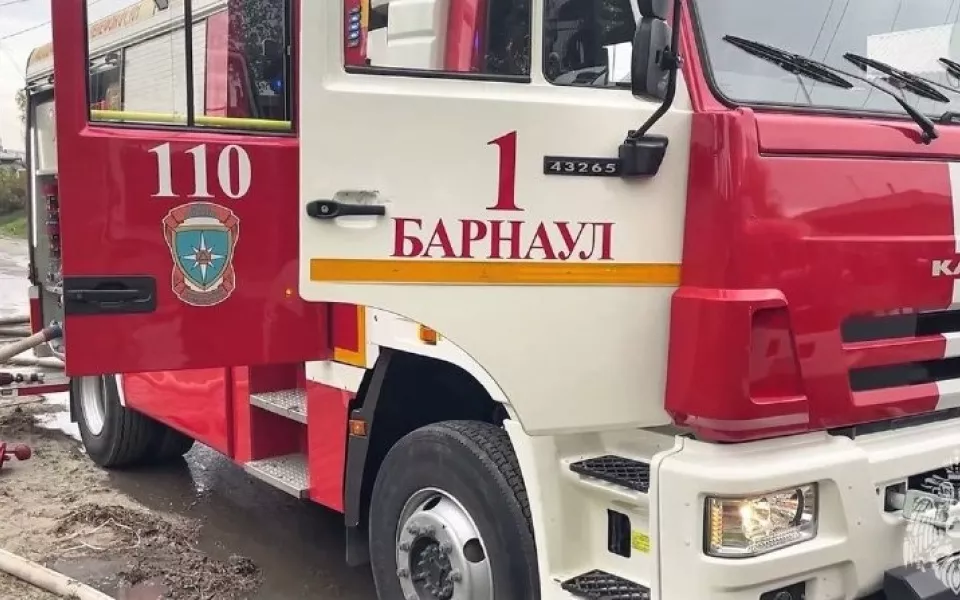 В барнаульском поселке Центральном загорелся деревянный жилой дом