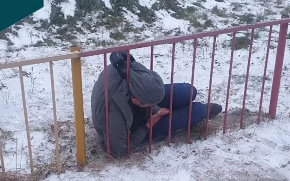 В Новосибирске спасатели помогли мужчине, чья голова застряла в заборе