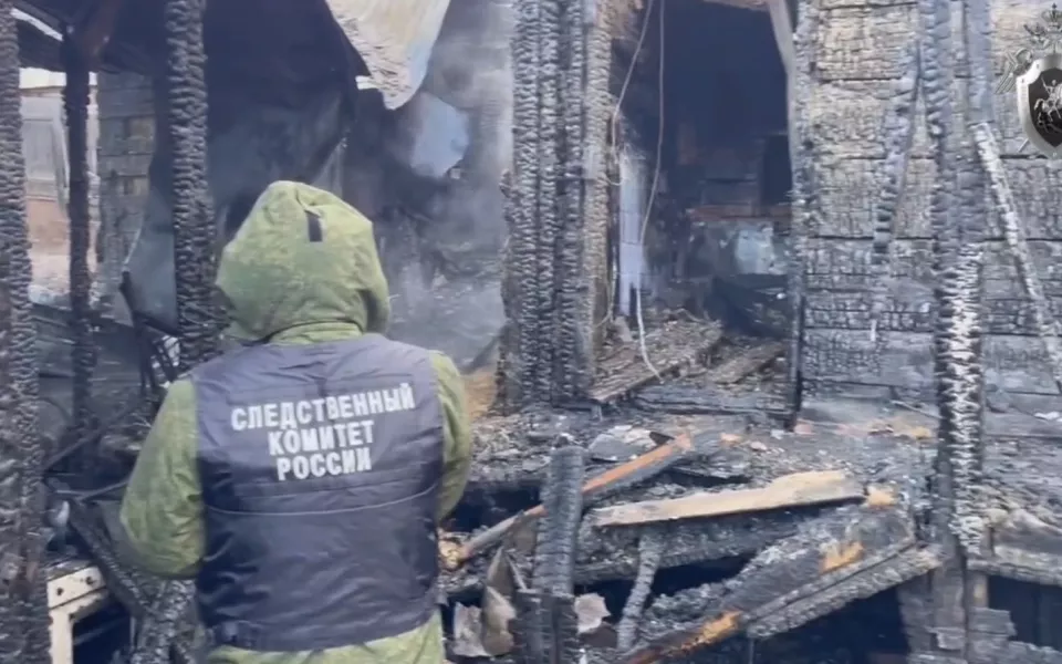 Появилось видео с места пожара в Барнауле, где погибли четыре человека