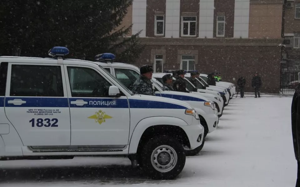 Алтайским полицейским выдали новые служебные автомобили. Фото