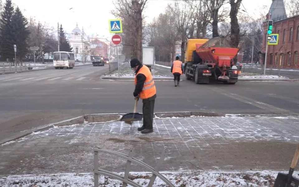 Скользкие улицы и тротуары в Барнауле посыпают песком и 'Бионордом'