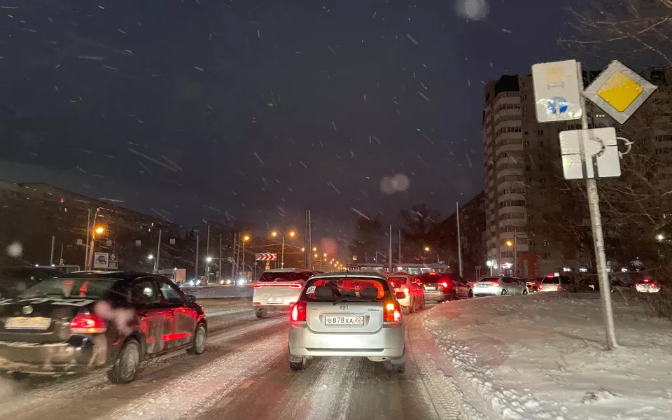 Утро 15 ноября в Барнауле началось с девятибалльных пробок после снегопада