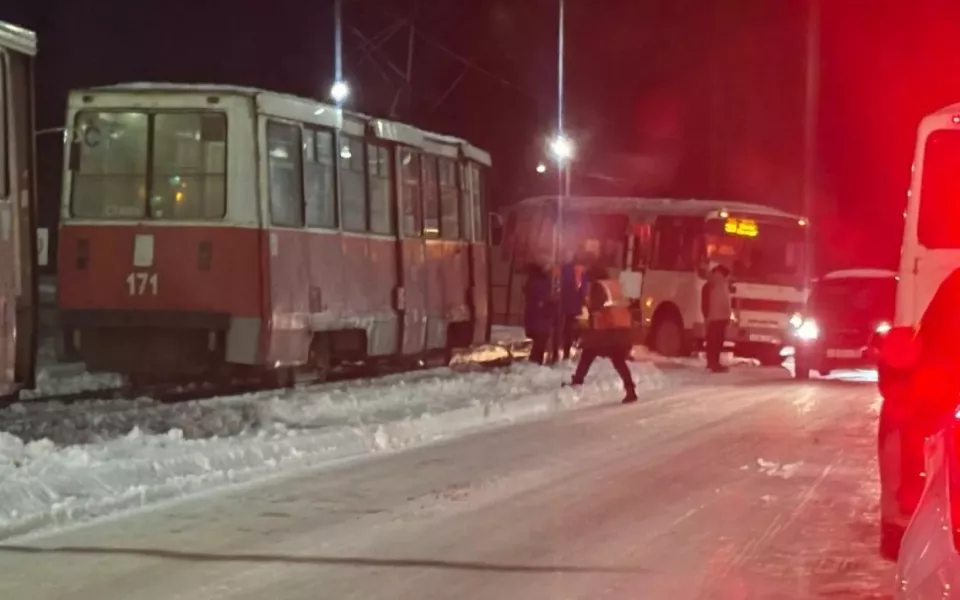 В Бийске утром 11 ноября случился транспортный коллапс