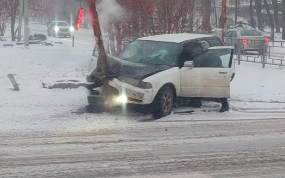 В выходные во время снегопада в Барнауле произошло несколько ДТП. Фото