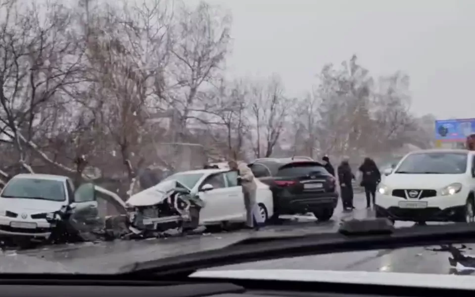 Массовое ДТП произошло на Павловском тракте в Барнауле. Видео