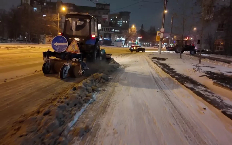 В Барнауле очищают дороги и тротуары после сильного снегопада