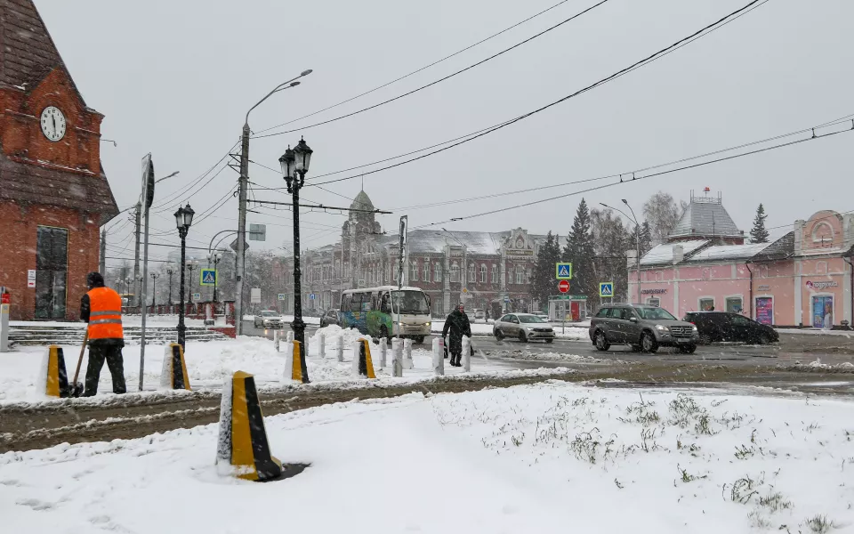 Сезон катания с горок. После снегопада в Барнауле появились первые сугробы. Фото