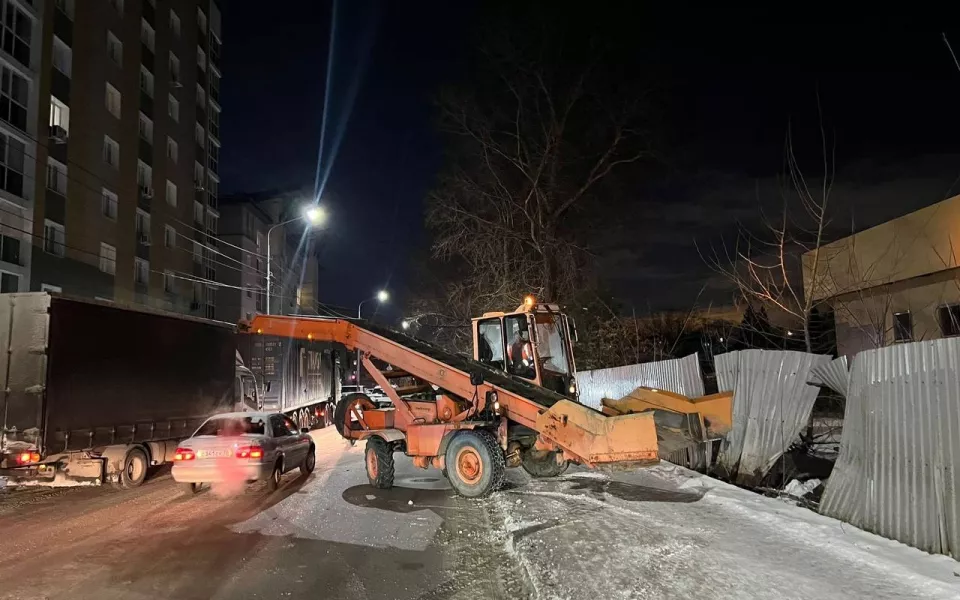 Снегоуборочная машина въехала в ограждение в Барнауле