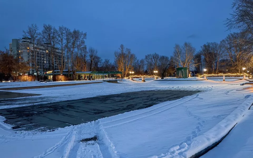 Пруд в барнаульском парке Изумрудный начали заливать чистой водой