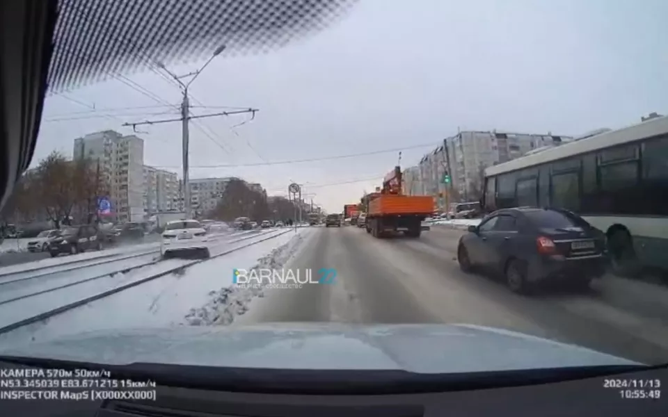 Автомобиль врезался в столб в Барнауле из-за эпилептического приступа у водителя