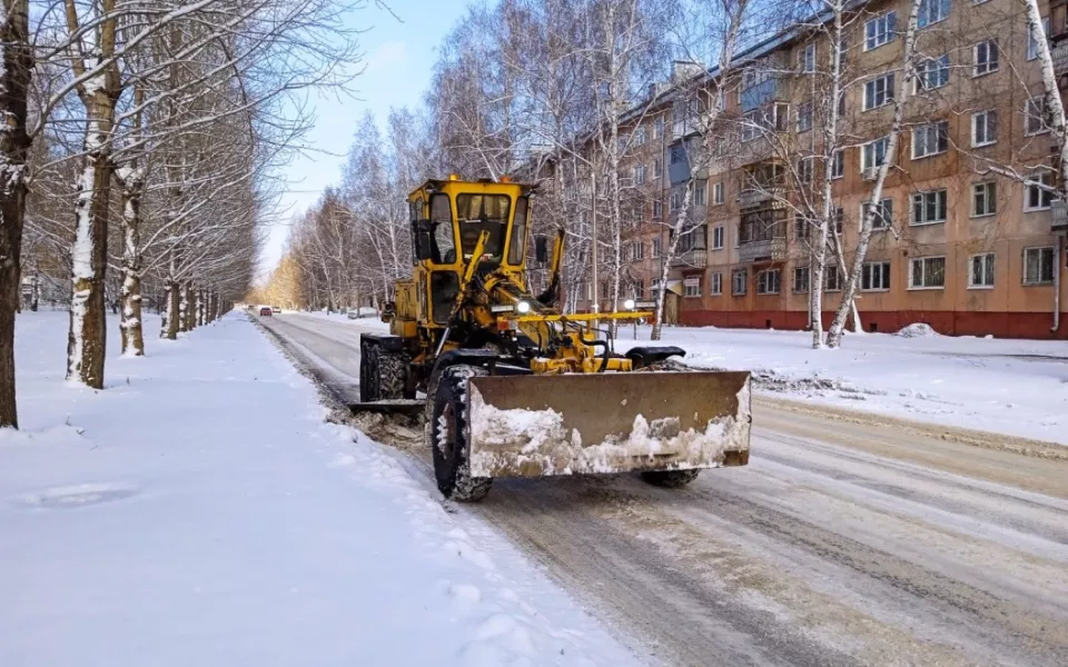 Барнаульские дорожники взялись за генеральную уборку города от снега