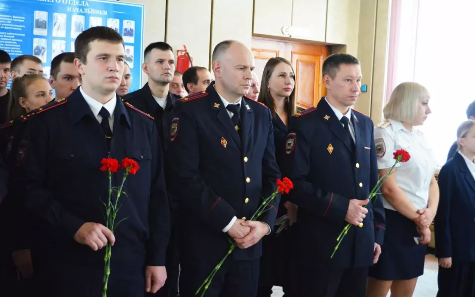 В Барнауле открыли памятный стенд погибшему на СВО полицейскому