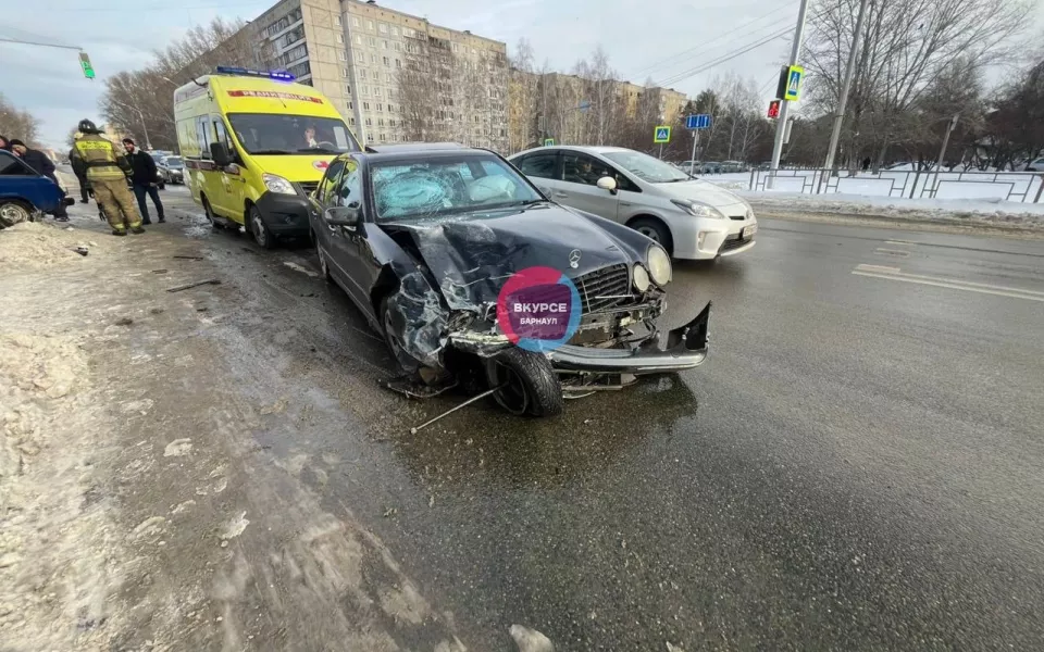 Две легковушки разбились в жестком ДТП на Солнечной поляне в Барнауле