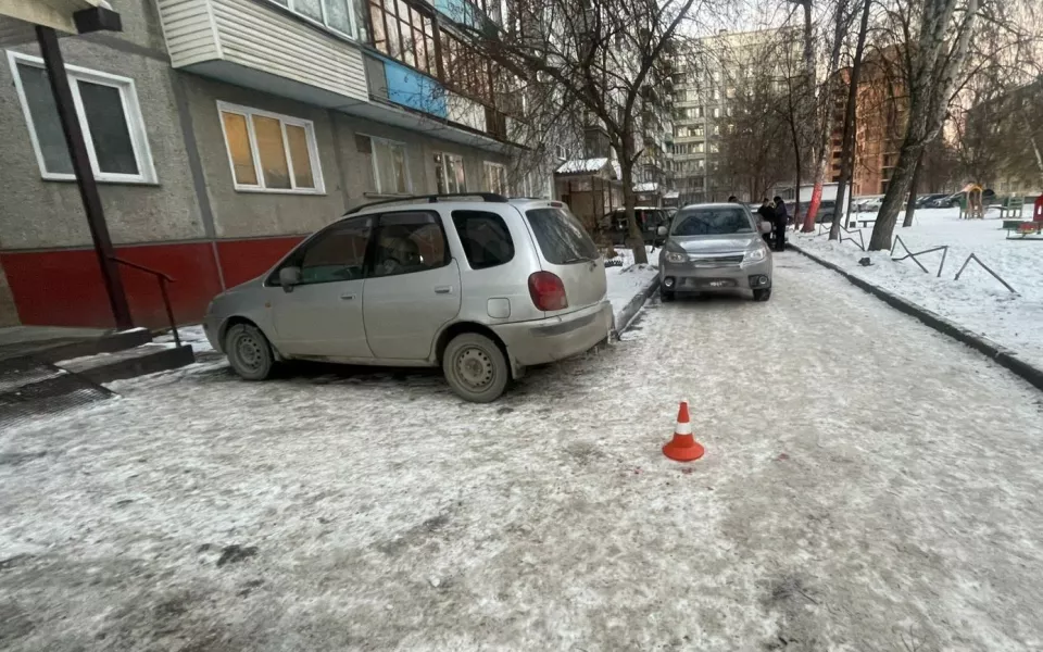 В Новосибирске пьяный водитель насмерть сбил двухлетнего мальчика во дворе. Видео