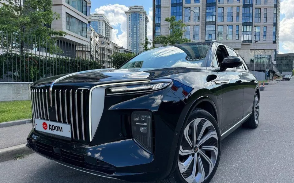 Hongqi E-HS9 в максимальной комплектации продают в Барнауле за 10,5 млн рублей. Фото