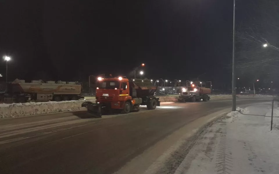 Дорожники очищают Барнаул от последствий снегопада. Фото