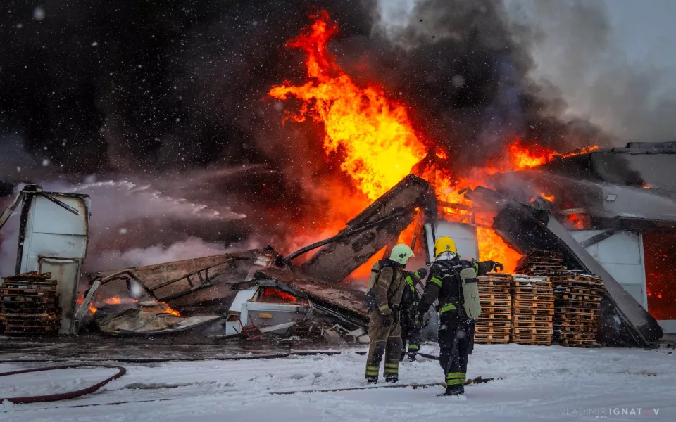 Горящее масло и снегопад: фотограф показал тушение крупного пожара в Барнауле