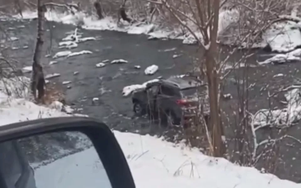 В Алтайском крае автомобиль слетел с дороги в реку