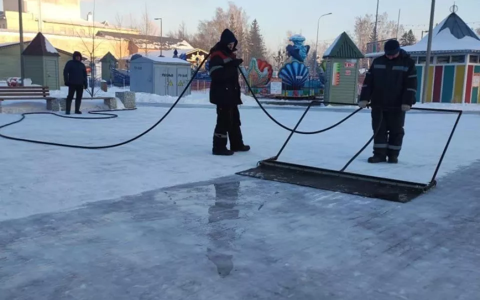 В Барнауле заливают каток на 4 тысячи 'квадратов' в парке 'Центральный'