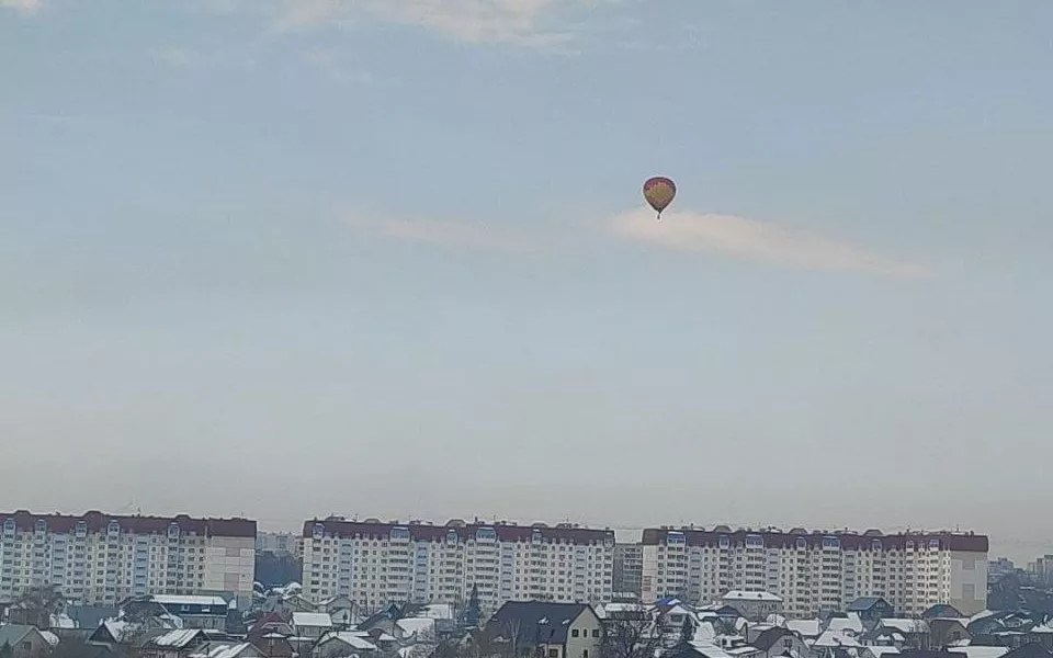 Барнаульцы заметили в небе над городом воздушный шар