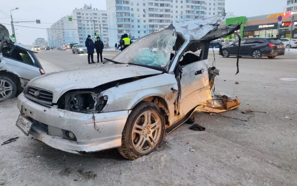 В Новосибирске Subaru разорвало пополам после удара о столб: погибли двое пассажиров