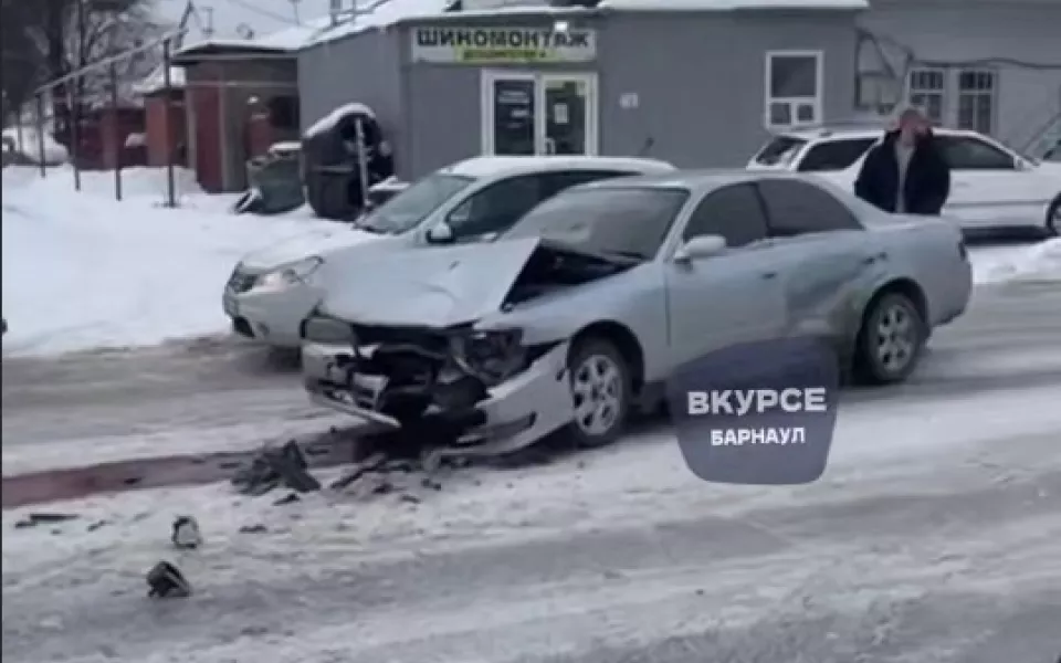 Две легковушки разбились в ДТП на барнаульском перекрестке