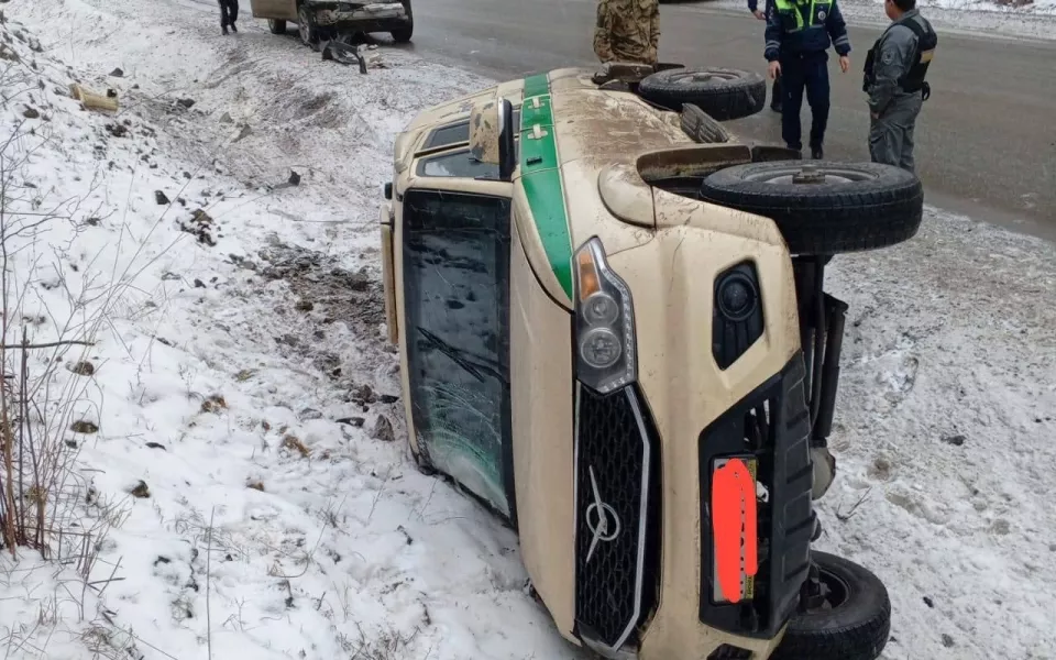 На Алтае съехала с дороги и перевернулась инкассаторская машина