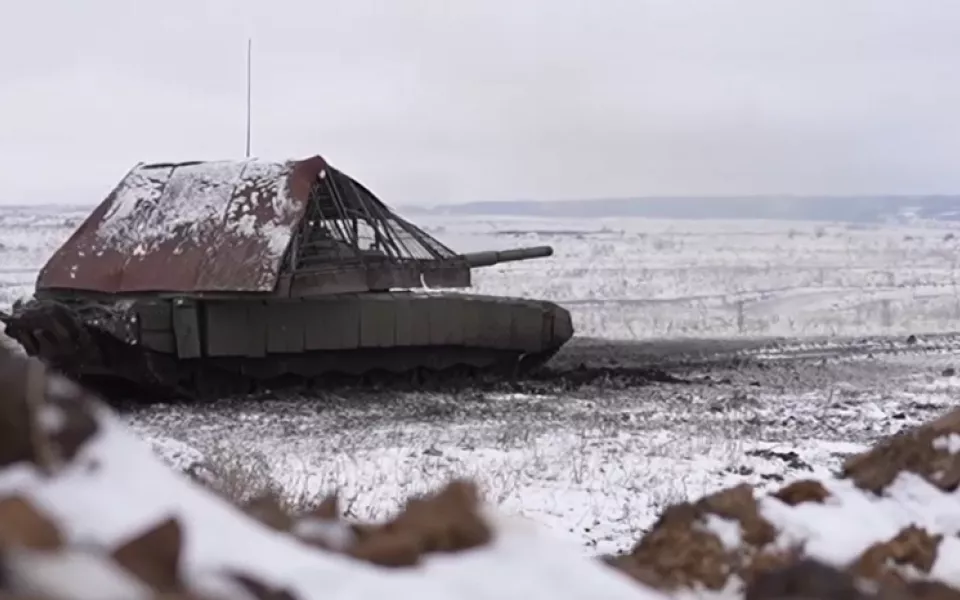 Танк с поврежденной башней помог прорвать оборону ВСУ. Видео