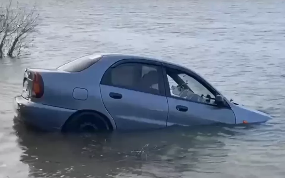 Легковушка съехала в водохранилище в Крыму: погибли все в машине. Видео