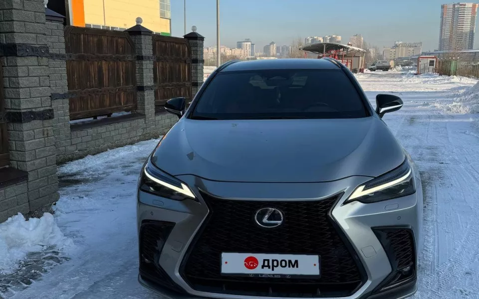 Lexus NX350 с тонировкой и 279 'лошадками' под капотом продают за 7,1 млн в Барнауле