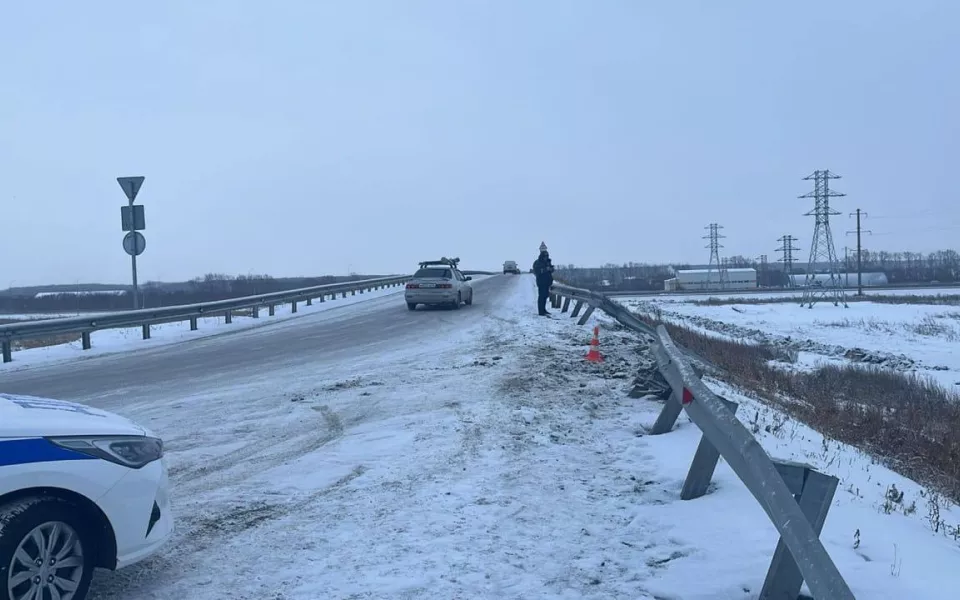 В перевернувшемся автобусе под Новосибирском пострадали 11 человек