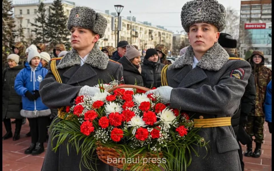 В Барнауле возложили цветы к памятным местам в День Героев Отечества. Фото