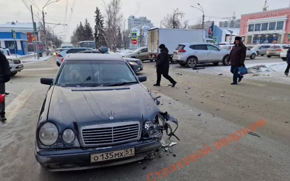 Легковушки не поделили перекресток в центре Барнаула