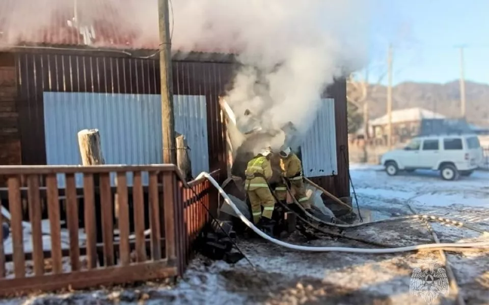 В Шебалинском районе Республики Алтай загорелся магазин хозяйственных товаров