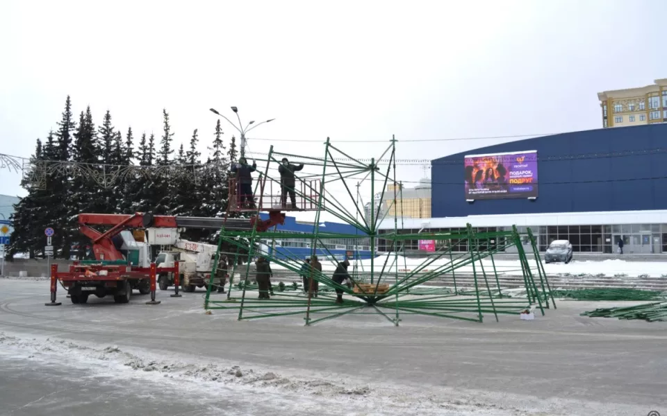 В Барнауле продолжается монтаж новогодней елки на Сахарова