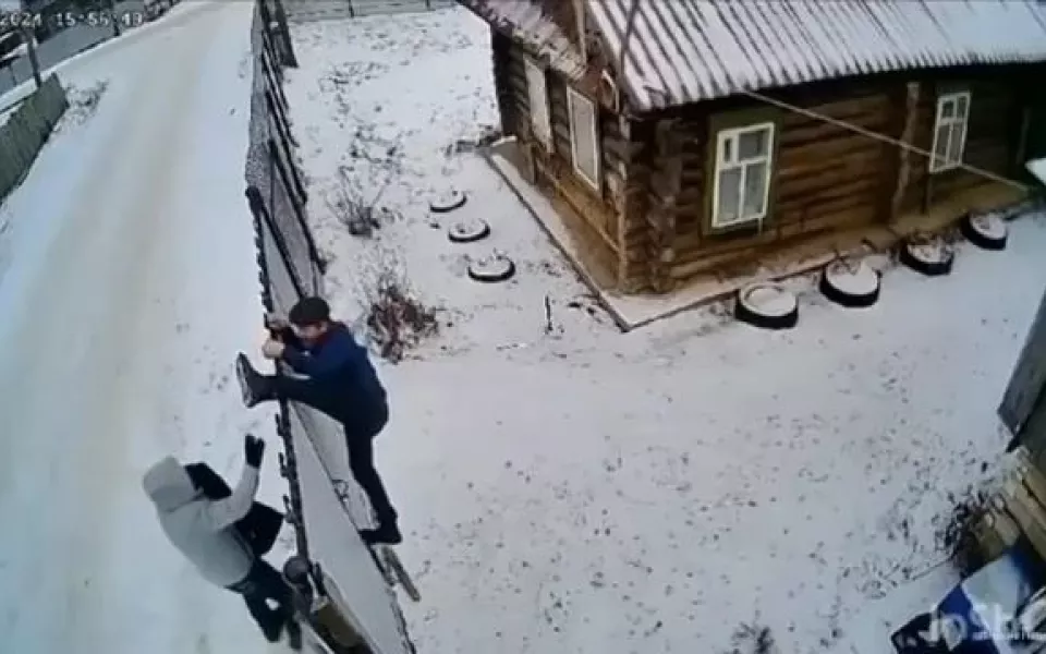 В Башкирии мужчина провисел два часа на заборе в шпагате. Видео