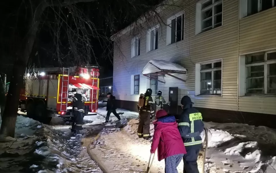 Жильцов новоалтайской двухэтажки эвакуировали из-за горящей кладовки