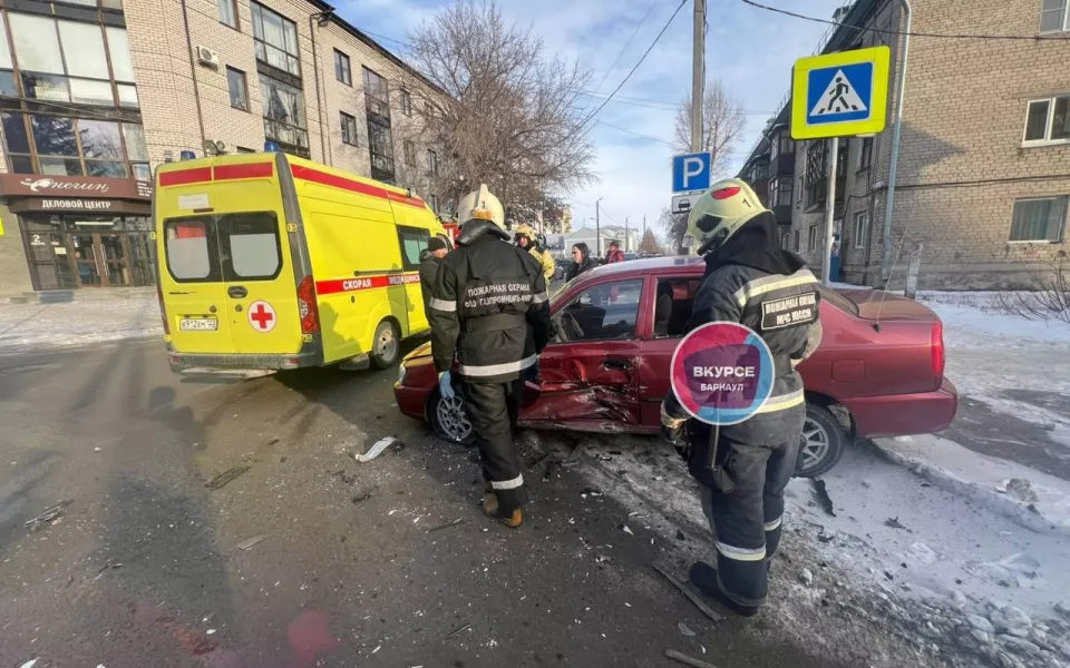 Легковушка едва не вылетела на тротуар в результате ДТП в центре Барнаула