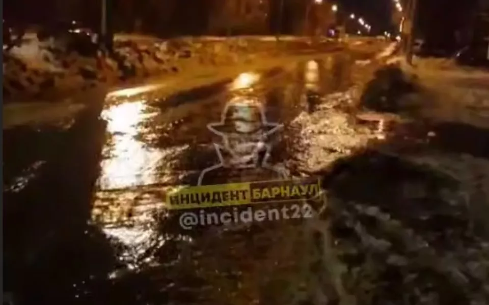 В Барнауле затопило дорогу из-за порыва на водопроводе