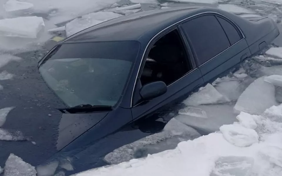 В Алтайском крае автомобиль выехал на лед и провалился