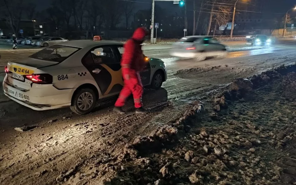 Барнаульцы пожаловались на огромную яму на улице Советской Армии