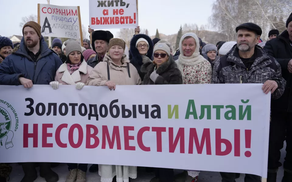 Спасите край от варварской напасти: жители Алтая вышли на митинг против золотодобычи и обратились к Путину