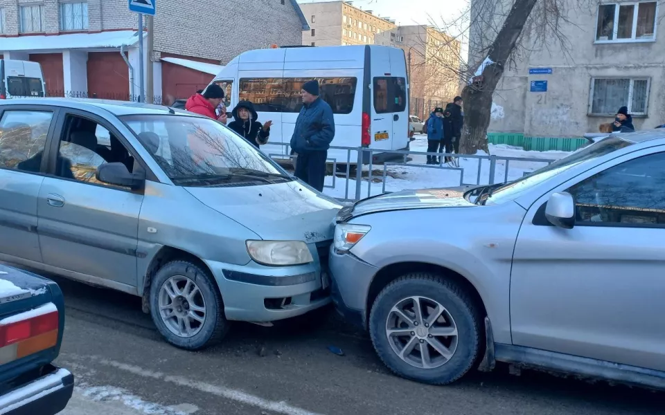 Водитель протаранил авто и попытался совершить суицид у барнаульской школы. Фото