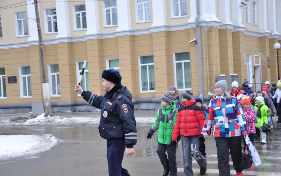 Барнаульцев предупреждают о колоннах школьников на дорогах города