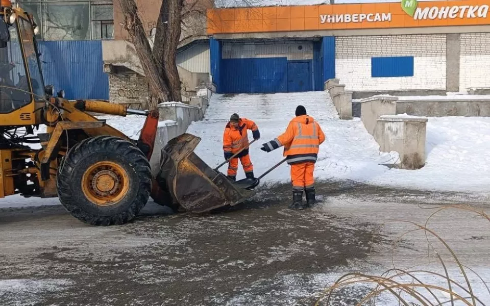 В Барнауле ликвидировали несанкционированные горки у дороги. Фото