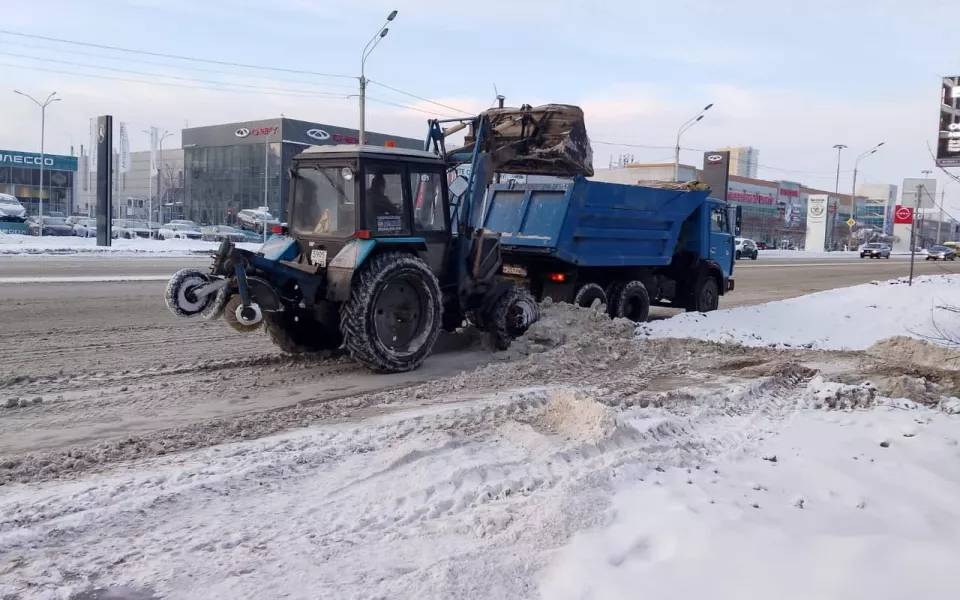 Дорожные службы очищают барнаульские улицы от снега